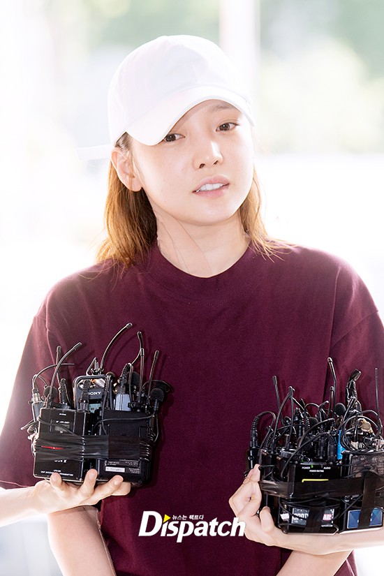 Goo Hara lần đầu lộ diện sau vụ hành hung: Mặt sưng vù, cổ và tay đầy vết bầm máu và băng bó nghiêm trọng