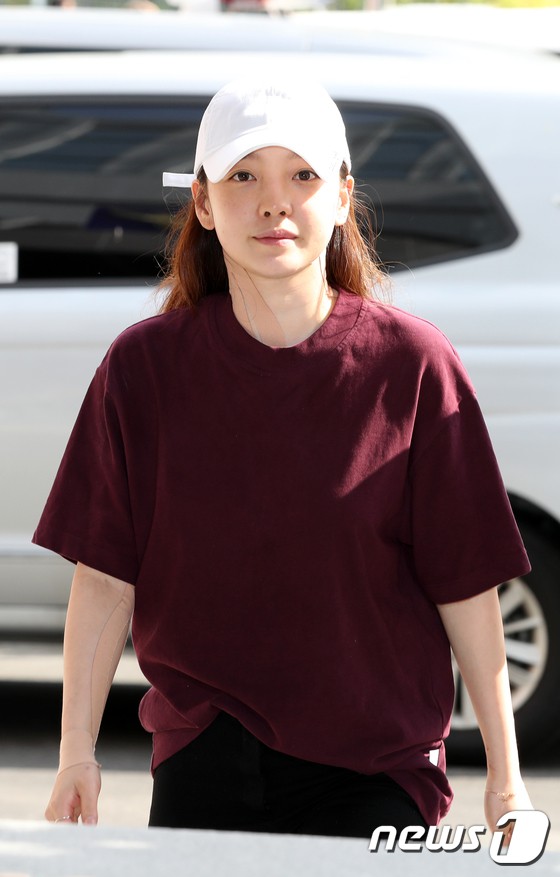 Goo Hara lần đầu lộ diện sau vụ hành hung: Mặt sưng vù, cổ và tay đầy vết bầm máu và băng bó nghiêm trọng