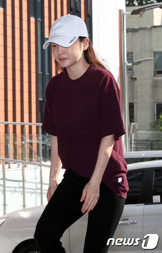 Goo Hara lần đầu lộ diện sau vụ hành hung: Mặt sưng vù, cổ và tay đầy vết bầm máu và băng bó nghiêm trọng