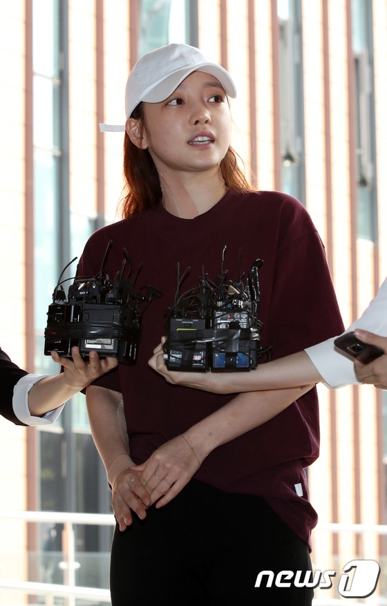 Goo Hara lần đầu lộ diện sau vụ hành hung: Mặt sưng vù, cổ và tay đầy vết bầm máu và băng bó nghiêm trọng