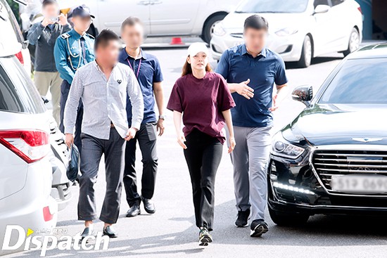 Goo Hara lần đầu lộ diện sau vụ hành hung: Mặt sưng vù, cổ và tay đầy vết bầm máu và băng bó nghiêm trọng