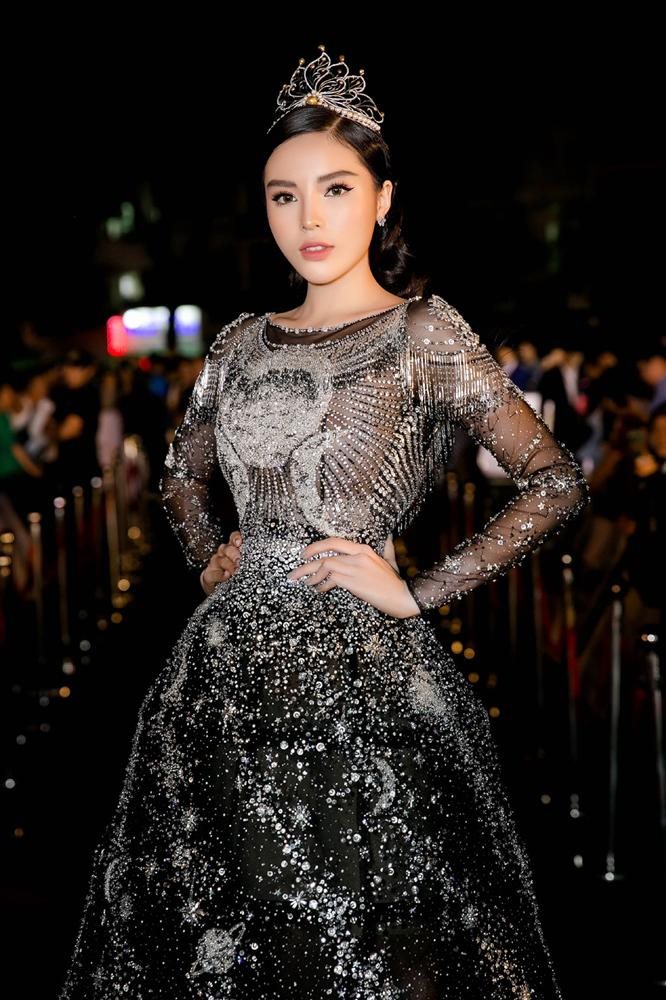 Những chân dài đội vương miện Hoa hậu Việt Nam ở tuổi trăng tròn