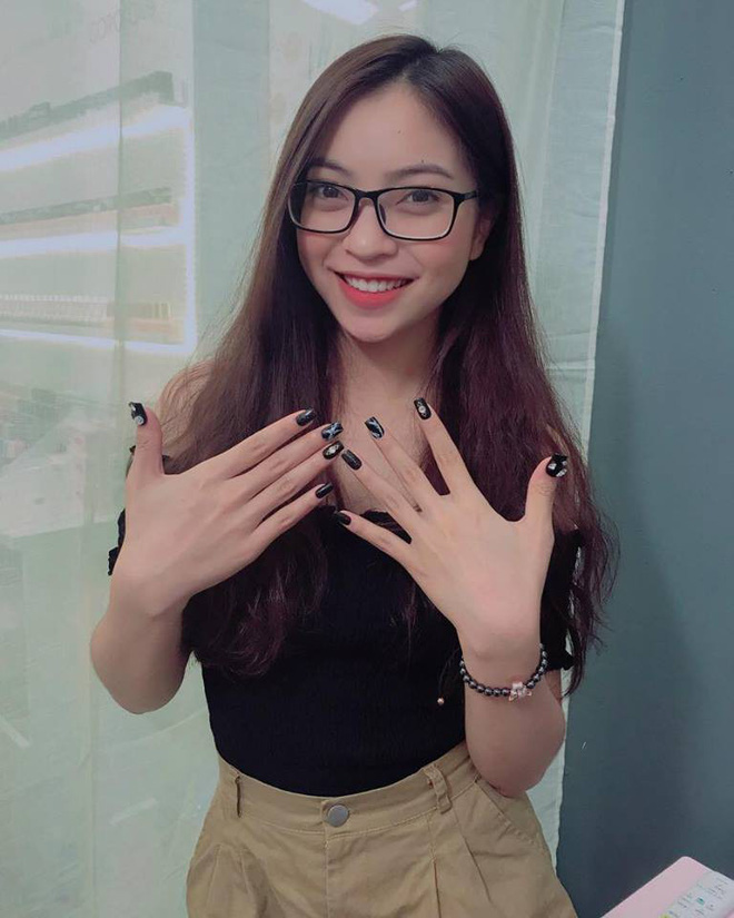 Không chỉ tân hoa hậu, các hot girl xứ Quảng cũng khiến dân mạng không thể rời mắt