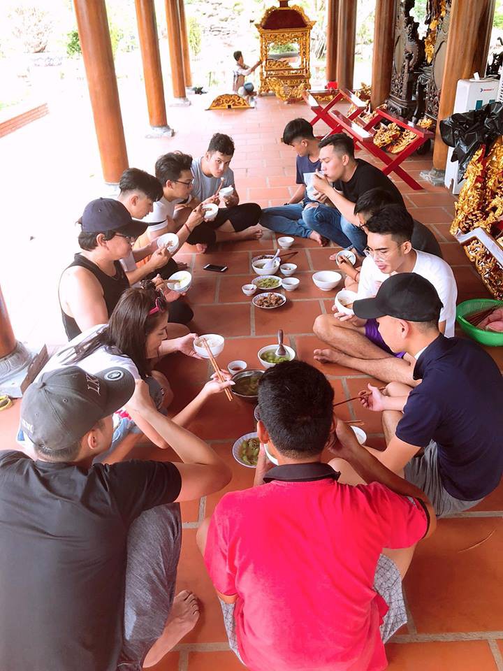 Sao Việt tất bật chuẩn bị cho ngày giỗ Tổ: Hoài Linh tự tay nhổ cỏ, Nam Thư miệt mài lau dọn