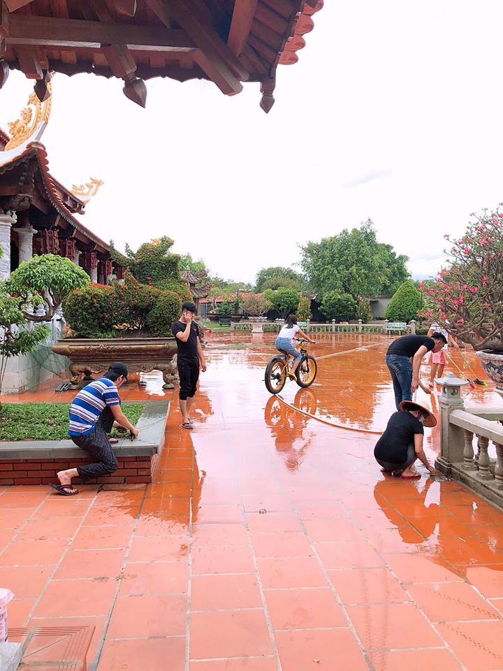 Sao Việt tất bật chuẩn bị cho ngày giỗ Tổ: Hoài Linh tự tay nhổ cỏ, Nam Thư miệt mài lau dọn