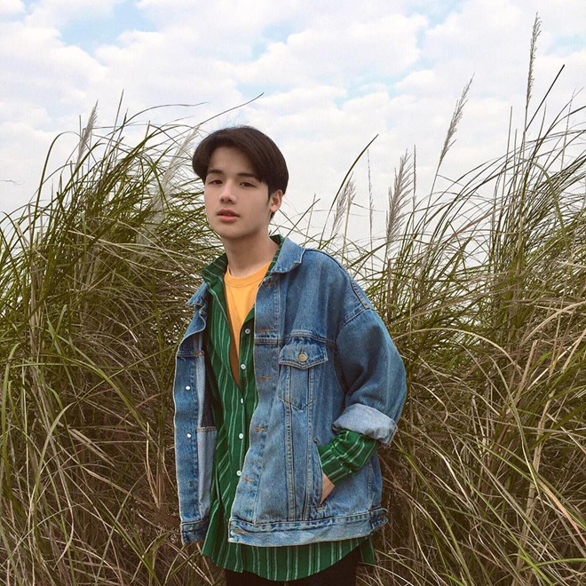 Nam sinh trường mỹ thuật bất ngờ nổi tiếng sau bức ảnh ở bể bơi