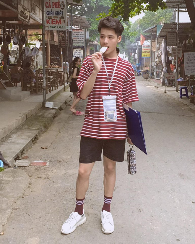 Nam sinh trường mỹ thuật bất ngờ nổi tiếng sau bức ảnh ở bể bơi