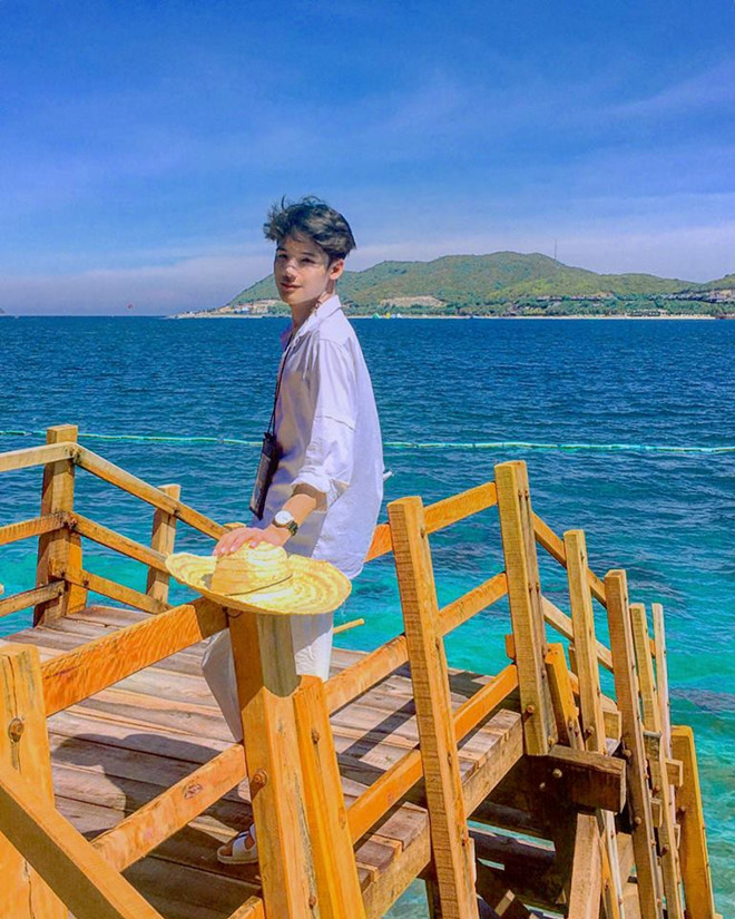 Nam sinh trường mỹ thuật bất ngờ nổi tiếng sau bức ảnh ở bể bơi