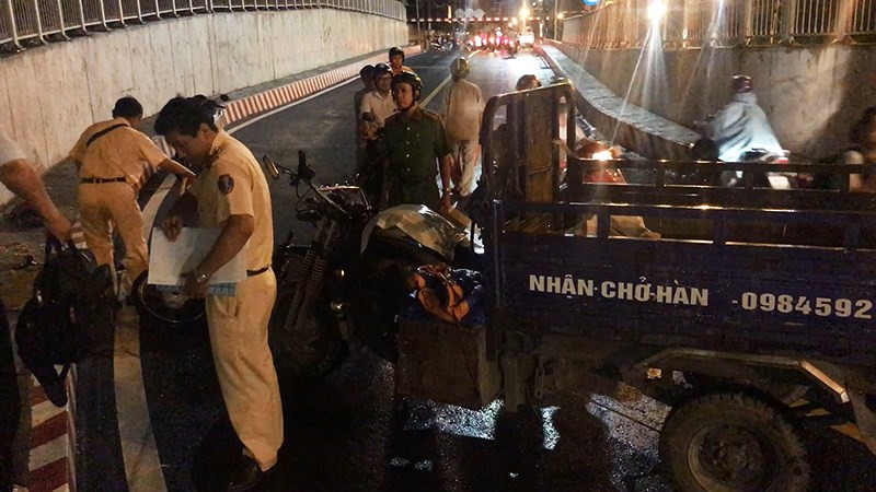 Xe ba gác máy tông hai mẹ con nhập viện, tài xế bỏ trốn