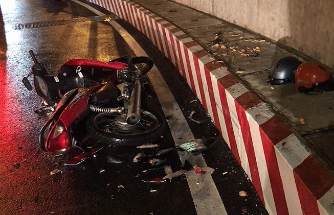 Xe ba gác máy tông hai mẹ con nhập viện, tài xế bỏ trốn Xe ba gác máy tông hai mẹ con nhập viện, tài xế bỏ trốn