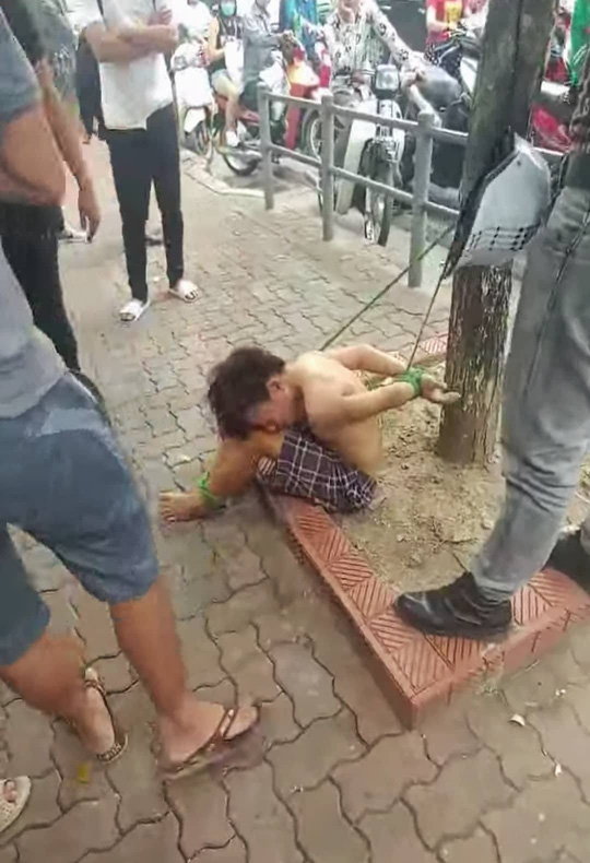 Xôn xao vụ thiếu niên cởi trần bị trói 2 tay, 2 chân vào cây