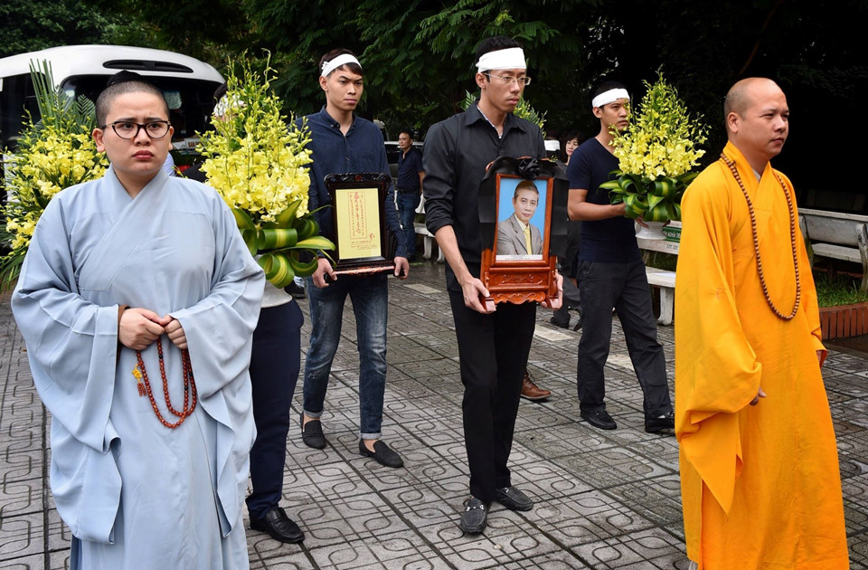 Nghệ sĩ tiễn đưa ông trùm phim hài Tết về nơi an nghỉ cuối cùng