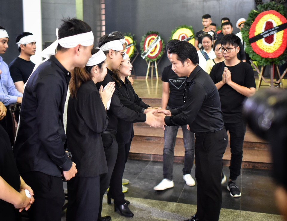 Nghệ sĩ tiễn đưa ông trùm phim hài Tết về nơi an nghỉ cuối cùng