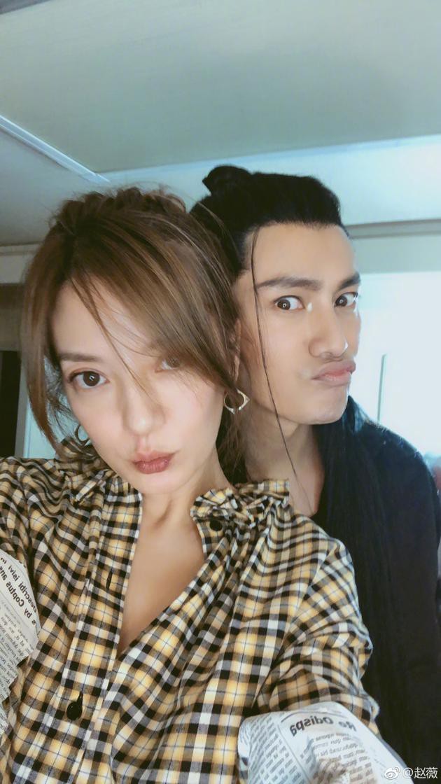 Khoảnh khắc quý giá mà người hâm mộ chờ đợi 5 năm cũng đã đến: Triệu Vy - Trần Khôn xuất hiện hạnh phúc bên nhau