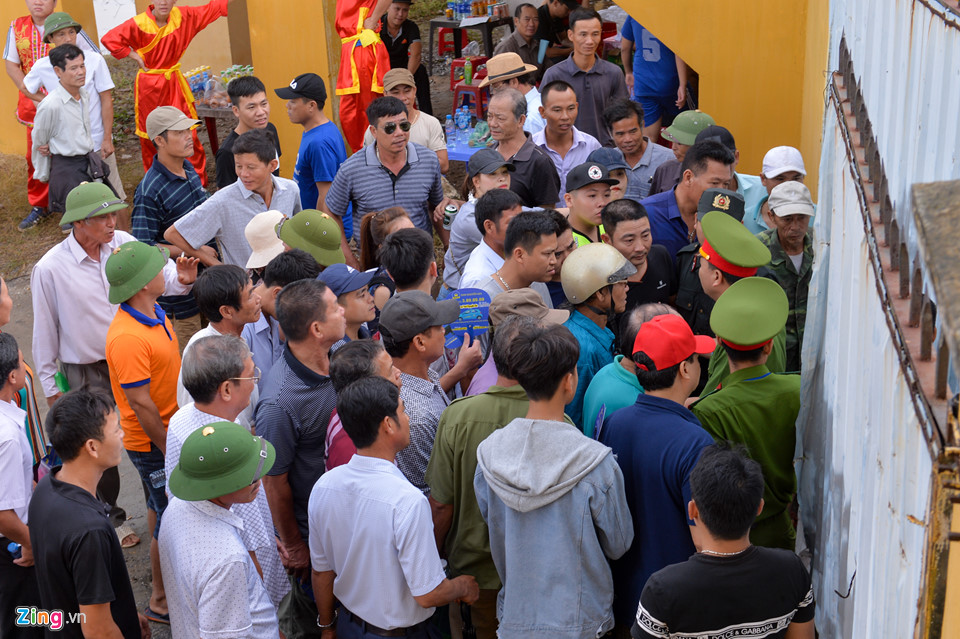 Khán giả gây hỗn loạn khi hội chọi trâu Đồ Sơn mở cửa miễn phí