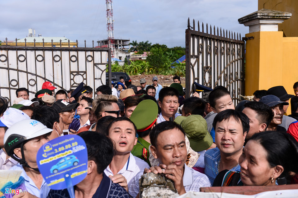 Khán giả gây hỗn loạn khi hội chọi trâu Đồ Sơn mở cửa miễn phí