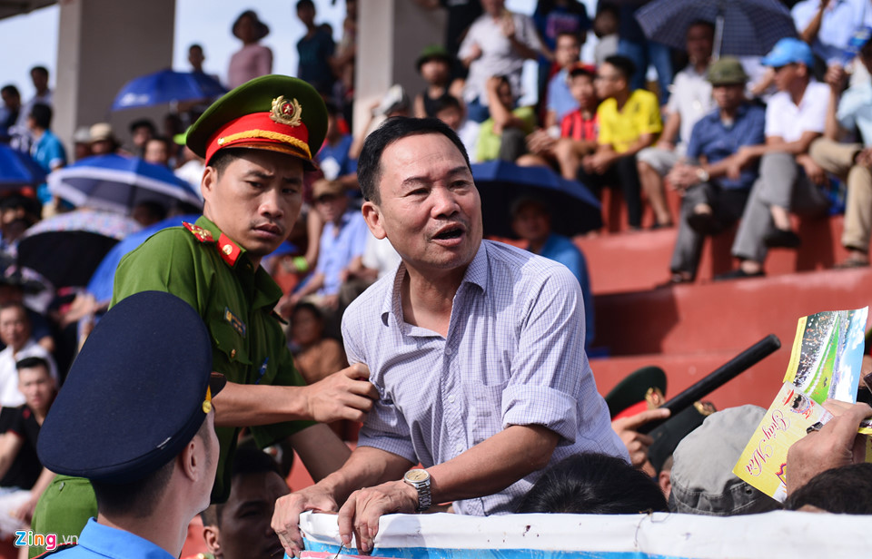 Khán giả gây hỗn loạn khi hội chọi trâu Đồ Sơn mở cửa miễn phí