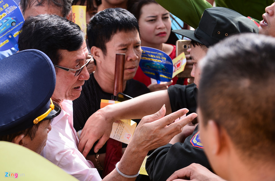 Khán giả gây hỗn loạn khi hội chọi trâu Đồ Sơn mở cửa miễn phí