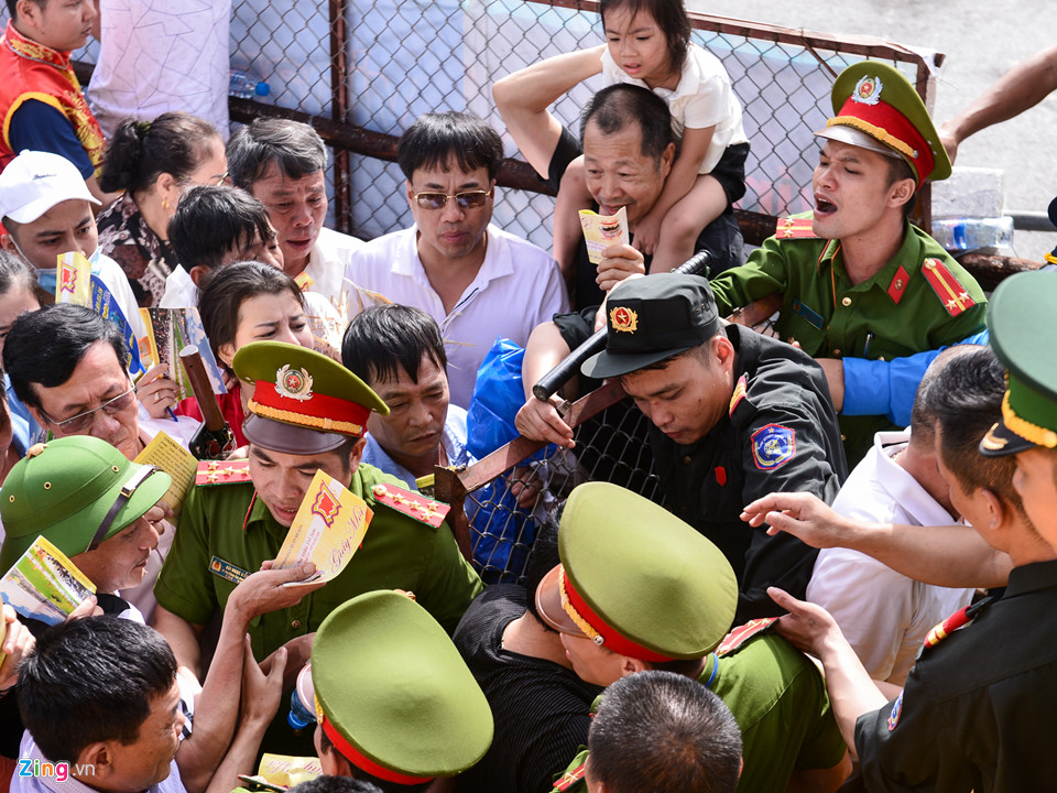 Khán giả gây hỗn loạn khi hội chọi trâu Đồ Sơn mở cửa miễn phí