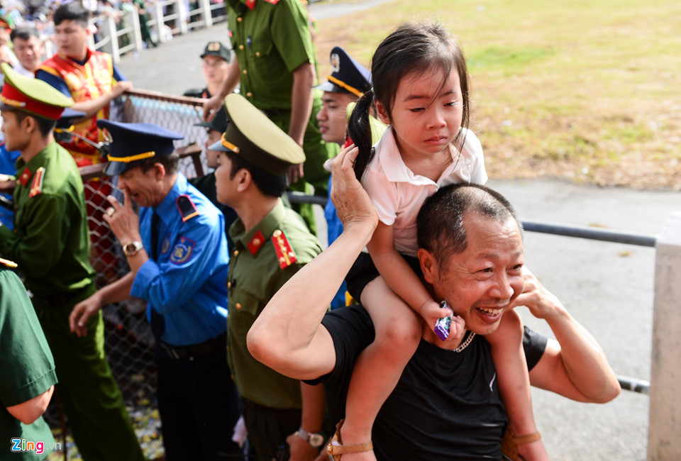 Khán giả gây hỗn loạn khi hội chọi trâu Đồ Sơn mở cửa miễn phí