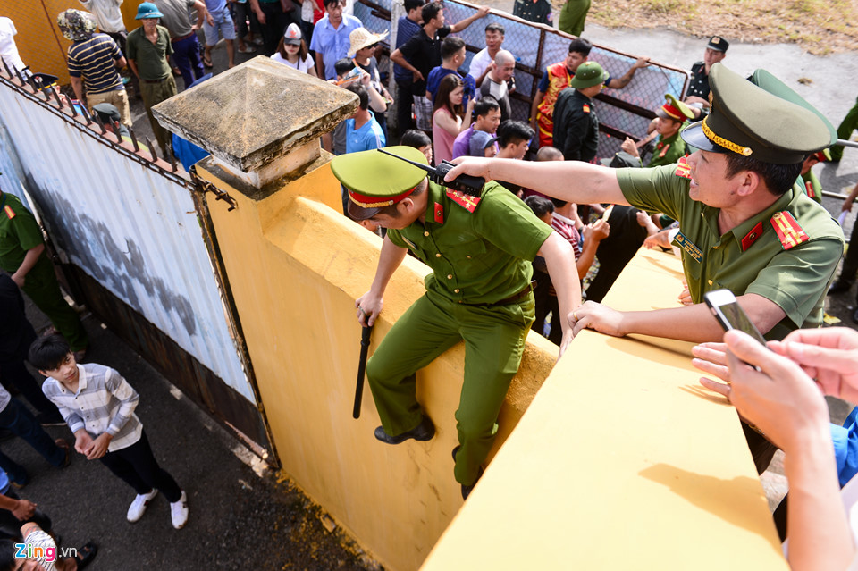 Khán giả gây hỗn loạn khi hội chọi trâu Đồ Sơn mở cửa miễn phí