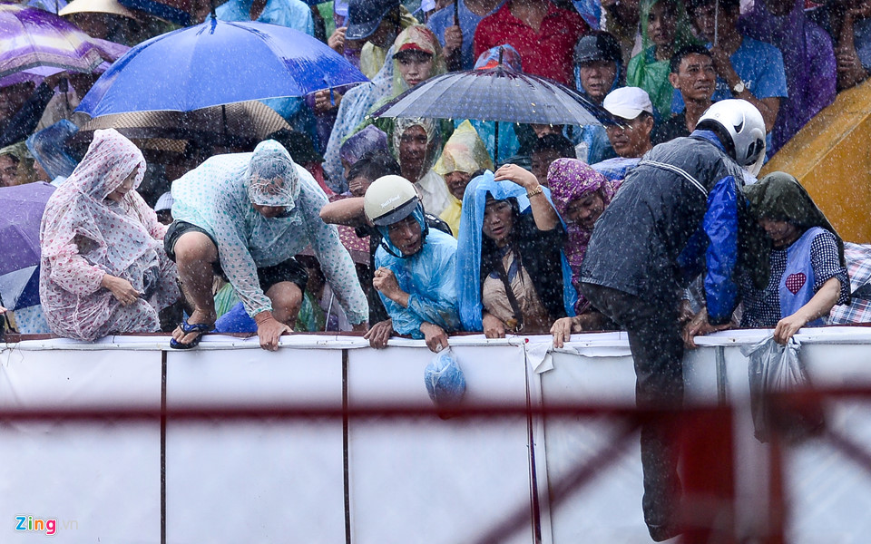 Khán giả gây hỗn loạn khi hội chọi trâu Đồ Sơn mở cửa miễn phí