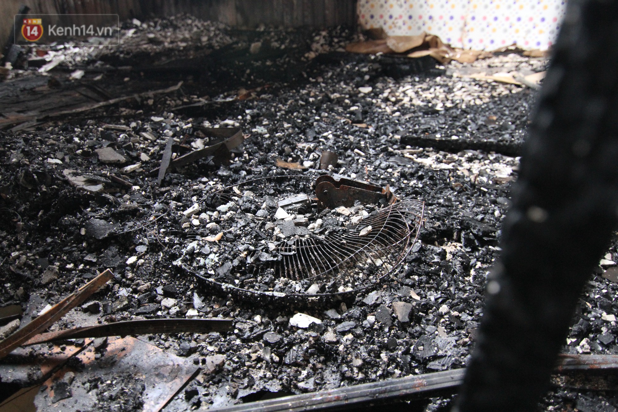 Video: Khung cảnh tan hoang bên trong dãy trọ bị giặc lửa thiêu rụi ở Hà Nội