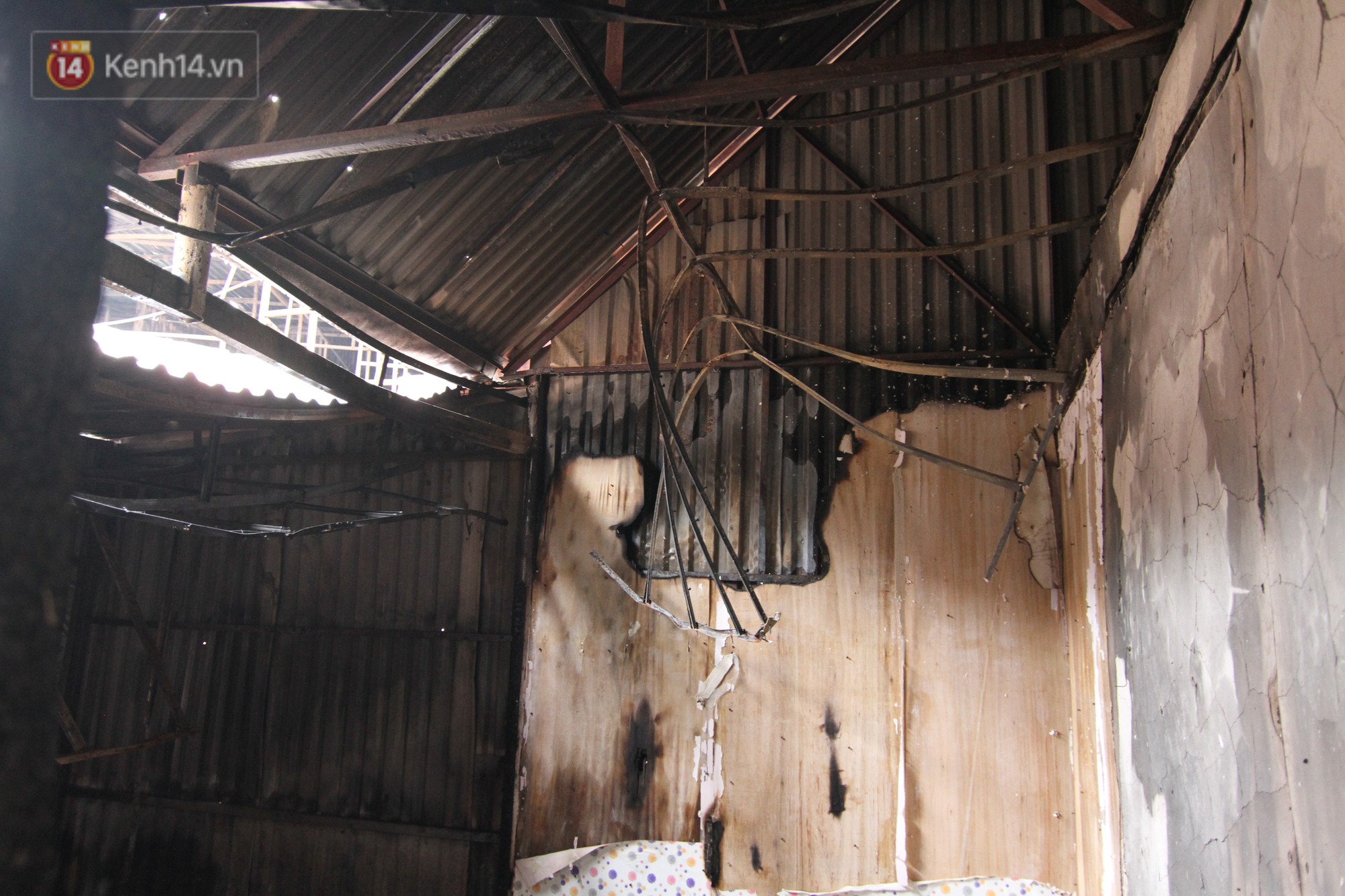 Video: Khung cảnh tan hoang bên trong dãy trọ bị giặc lửa thiêu rụi ở Hà Nội