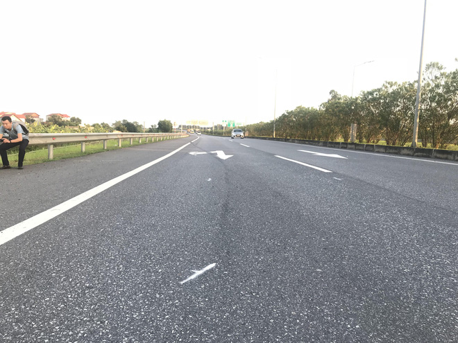 Hiện trường vụ tài xế Lexus biển tứ quý 8 bị xe tải đâm tử vong khi làm việc với CSGT