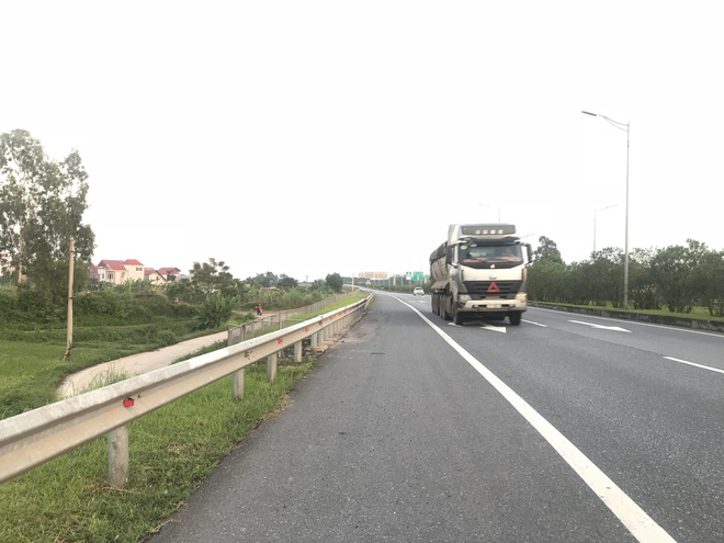 Hiện trường vụ tài xế Lexus biển tứ quý 8 bị xe tải đâm tử vong khi làm việc với CSGT