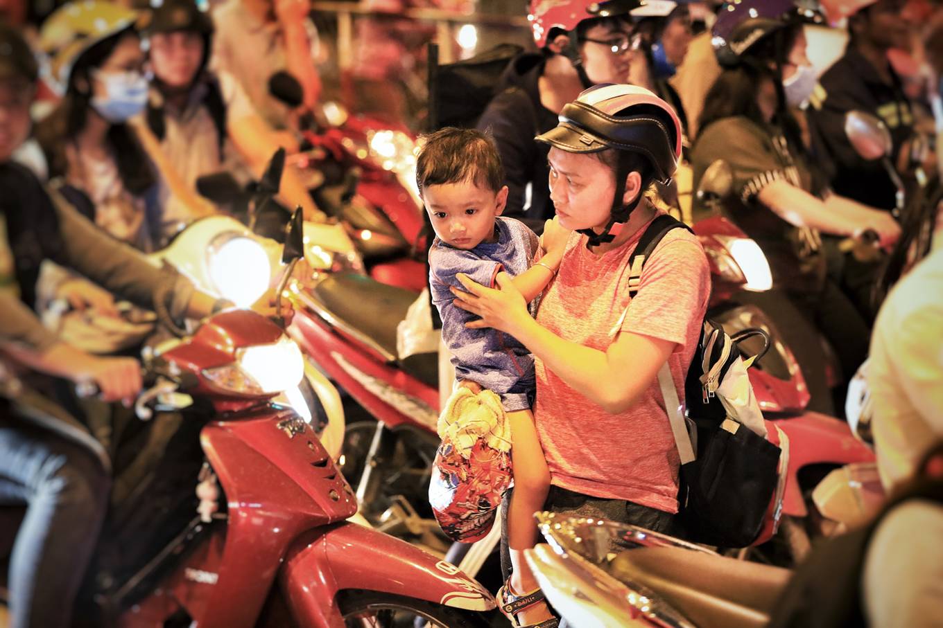 Trung tâm Sài Gòn kẹt cứng trong chiều mưa