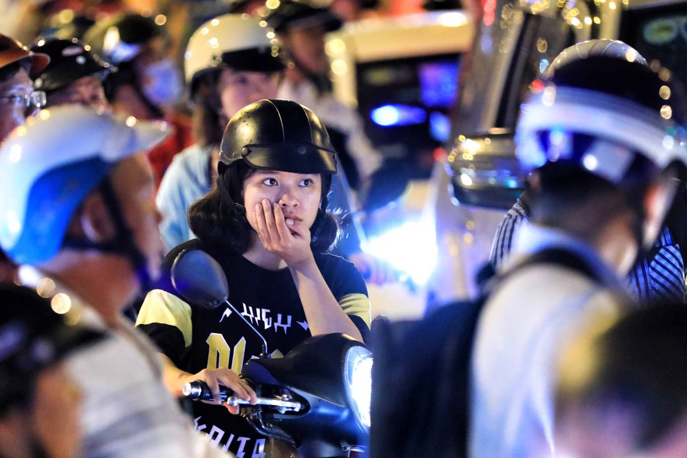 Trung tâm Sài Gòn kẹt cứng trong chiều mưa