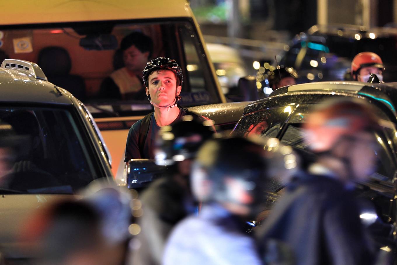 Trung tâm Sài Gòn kẹt cứng trong chiều mưa