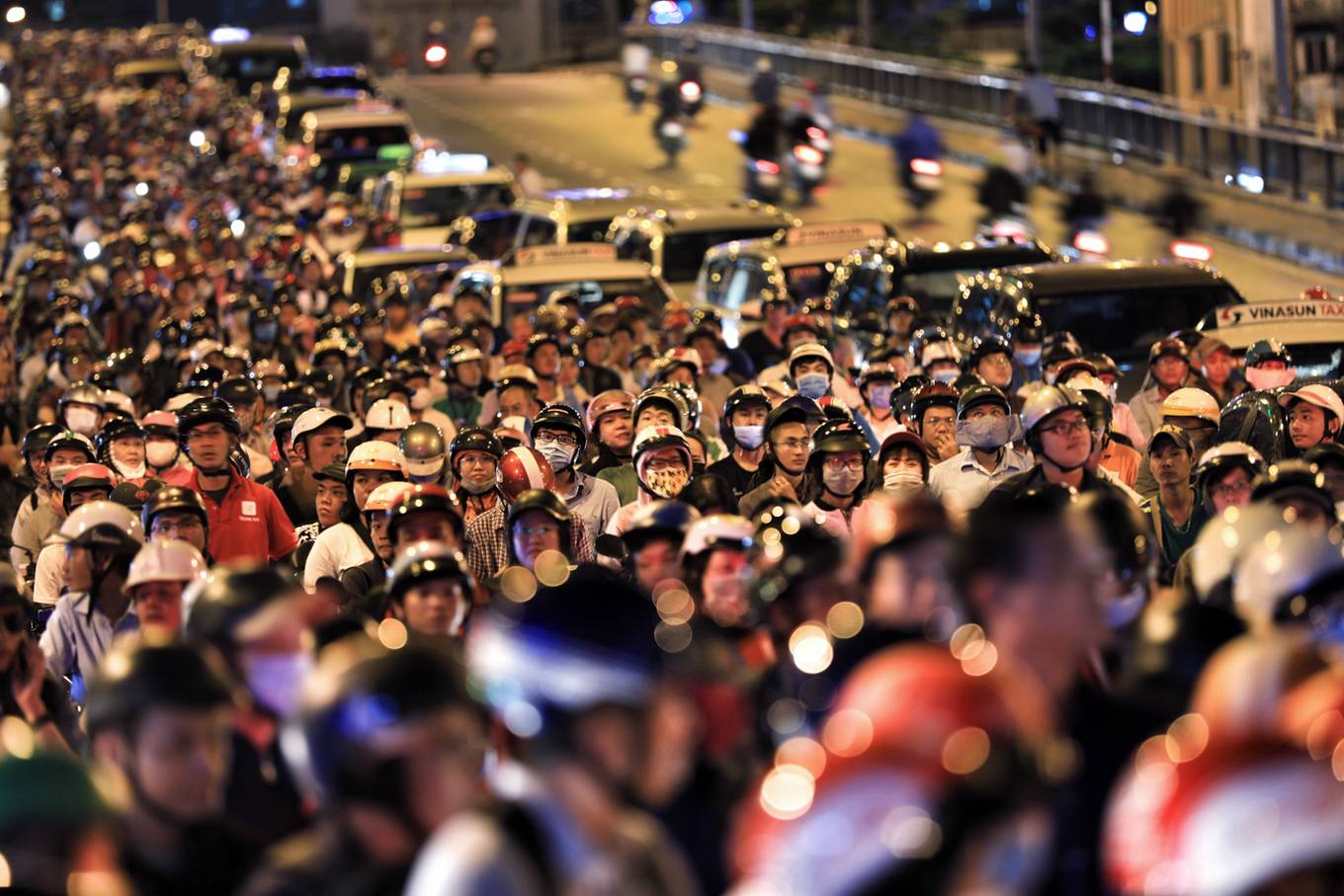 Trung tâm Sài Gòn kẹt cứng trong chiều mưa