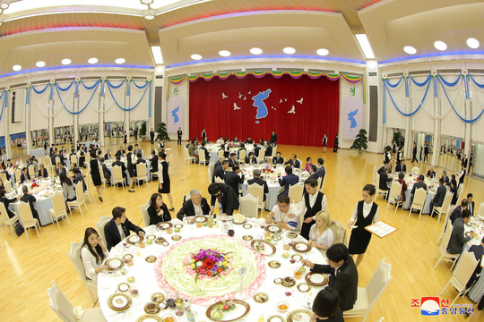 Lãnh đạo Hàn - Triều nâng ly trong bữa tiệc thịnh soạn