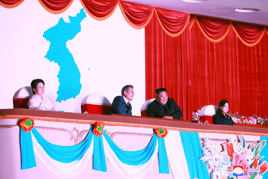 Lãnh đạo Hàn - Triều nâng ly trong bữa tiệc thịnh soạn