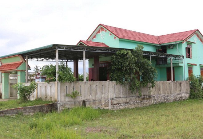 Giải cứu thành công 3 em nhỏ bị bố đẻ nhốt trong phòng tự thiêu