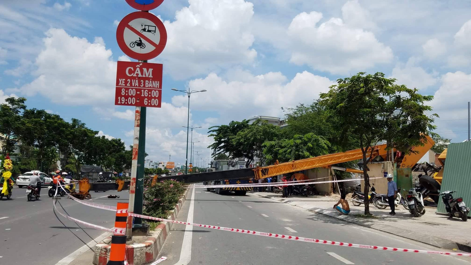 Cần cẩu nặng hàng chục tấn đổ sập, chắn ngang đường nội đô Sài Gòn, nhiều người thót tim