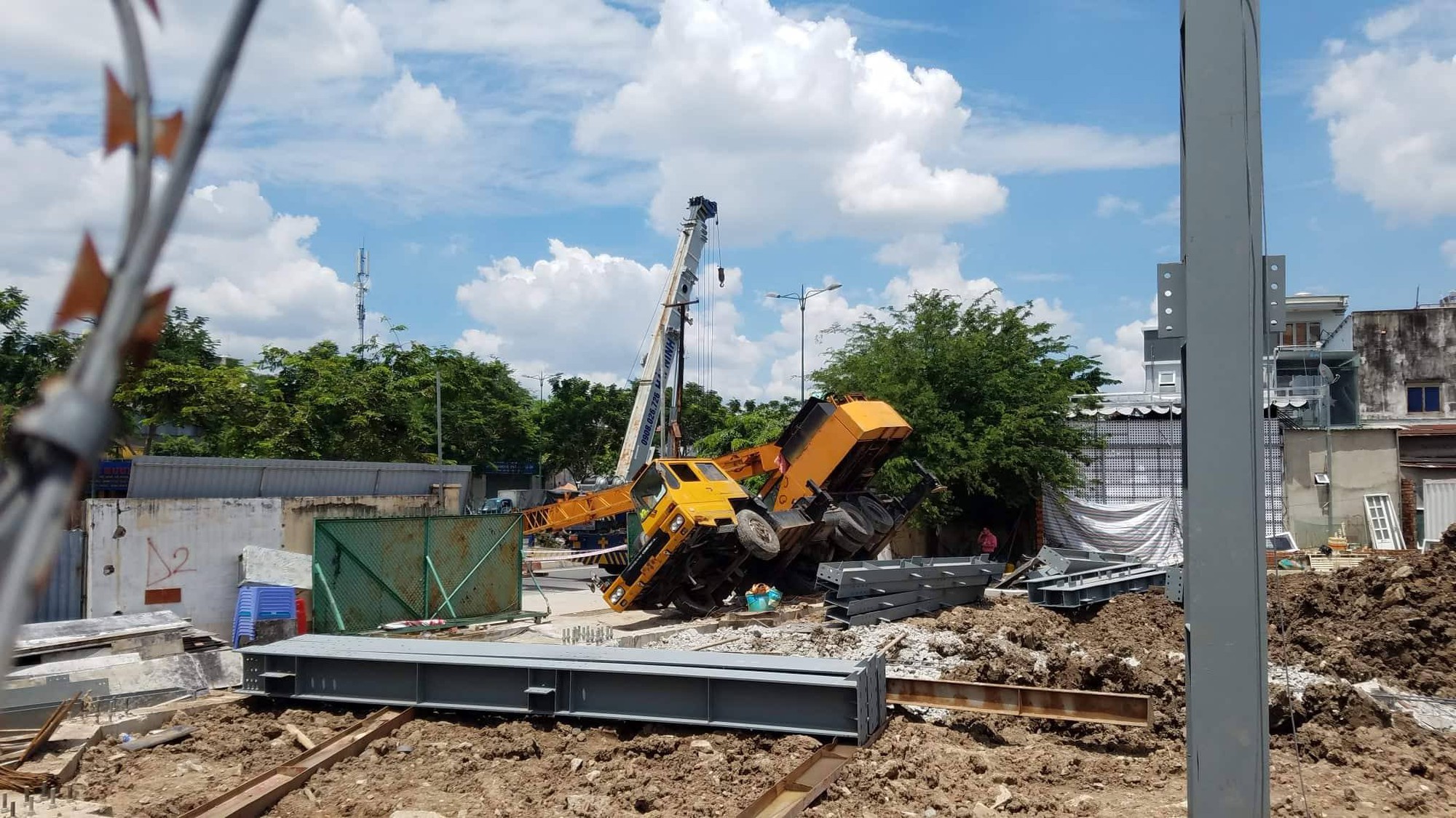 Cần cẩu nặng hàng chục tấn đổ sập, chắn ngang đường nội đô Sài Gòn, nhiều người thót tim