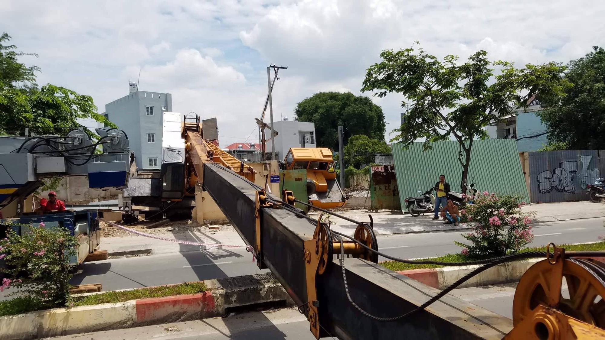 Cần cẩu nặng hàng chục tấn đổ sập, chắn ngang đường nội đô Sài Gòn, nhiều người thót tim