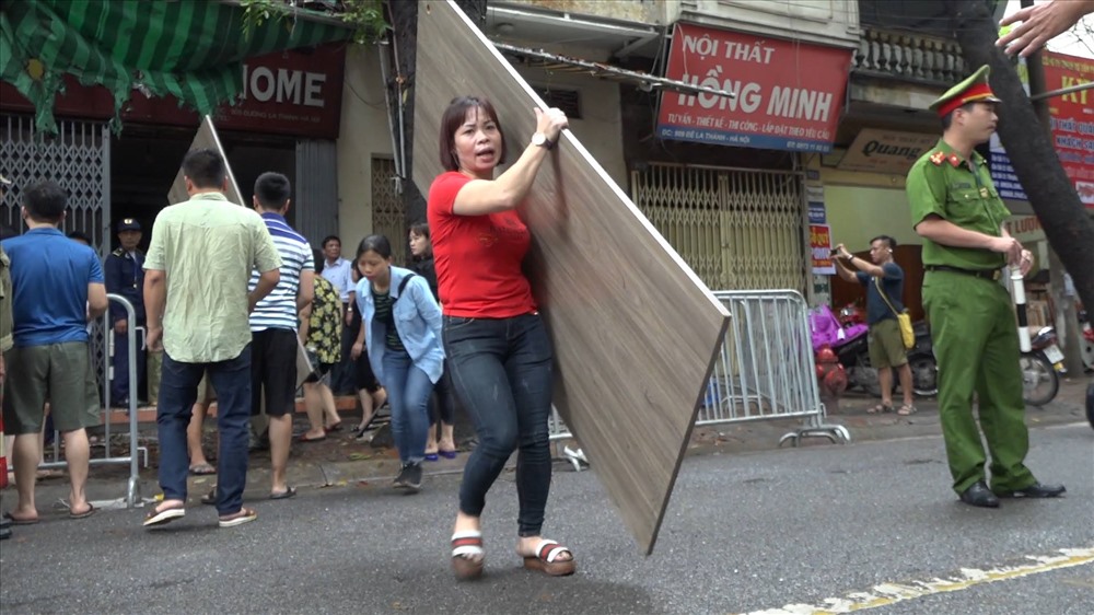 Vụ cháy gần viện Nhi Hà Nội: Người dân náo loạn di dời đồ đạc khi phát hiện đám cháy bùng phát trở lại