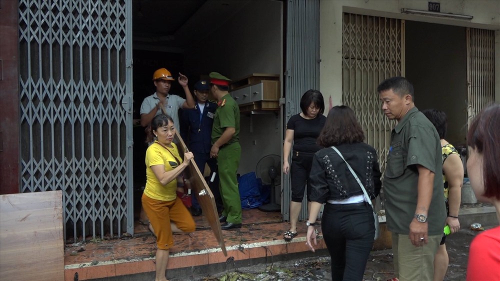 Vụ cháy gần viện Nhi Hà Nội: Người dân náo loạn di dời đồ đạc khi phát hiện đám cháy bùng phát trở lại