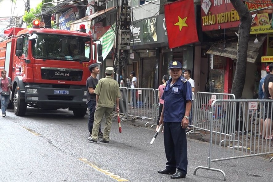 Vụ cháy gần viện Nhi Hà Nội: Người dân náo loạn di dời đồ đạc khi phát hiện đám cháy bùng phát trở lại