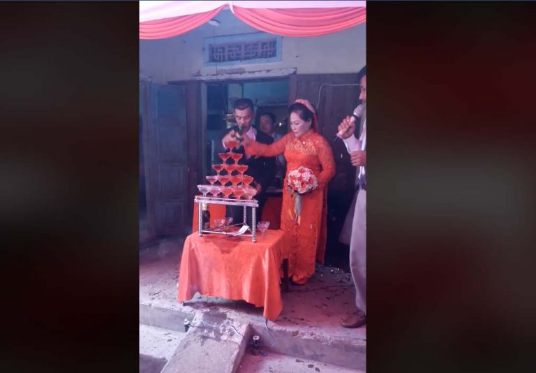 Cô dâu 64 tuổi bẽn lẽn bên chú rể 75 tuổi ở Quảng Ngãi