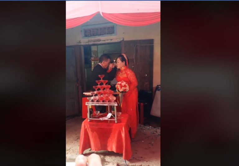 Cô dâu 64 tuổi bẽn lẽn bên chú rể 75 tuổi ở Quảng Ngãi