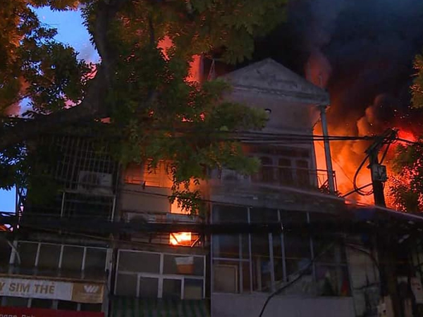 Khắc phục hậu quả vụ cháy 19 ngôi nhà ở Đê La Thành