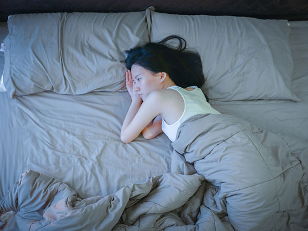 Gục ngã khi biết đêm nào chồng cũng ra nghĩa trang gần nhà ngủ, sáng lại về ôm vợ