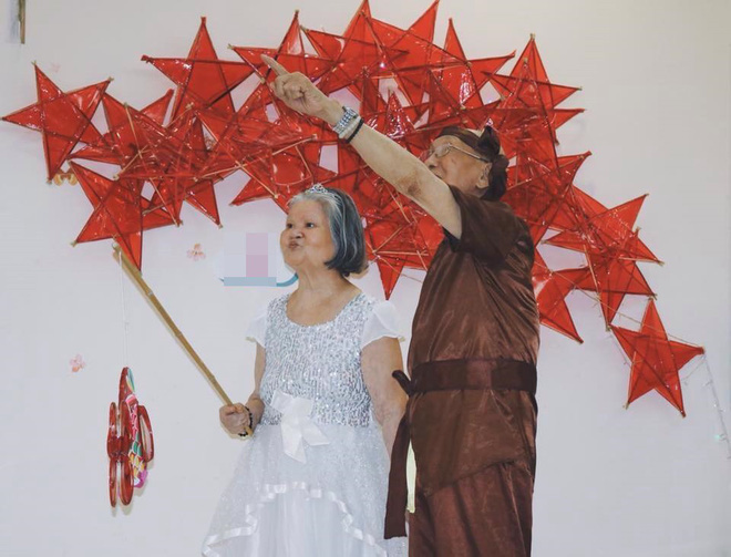 Ông đeo mặt nạ, bà tạo dáng ngầu: Hình ảnh cảm động trong những ngày cận Trung Thu