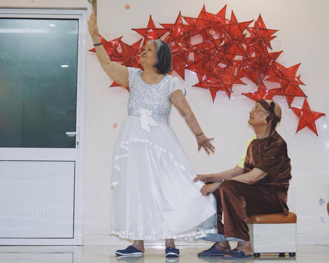 Ông đeo mặt nạ, bà tạo dáng ngầu: Hình ảnh cảm động trong những ngày cận Trung Thu