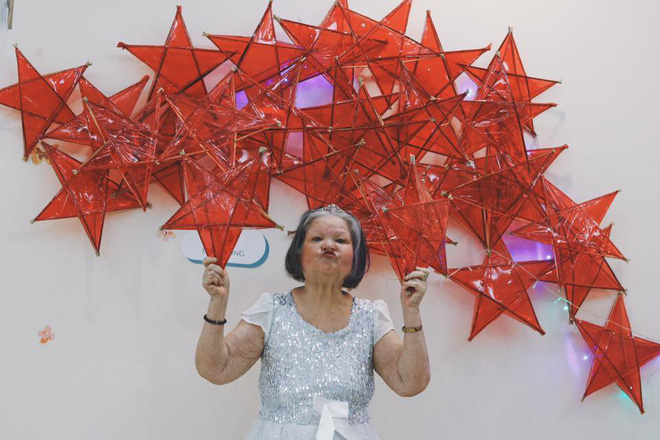 Ông đeo mặt nạ, bà tạo dáng ngầu: Hình ảnh cảm động trong những ngày cận Trung Thu